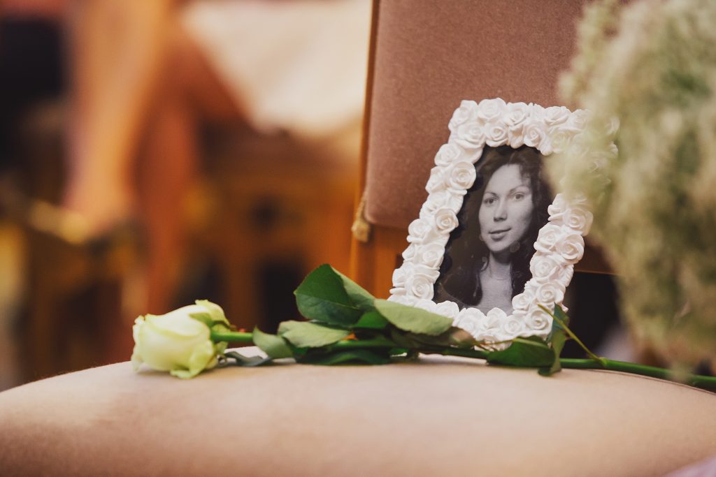 wedding ceremony, a photo with mum picture and a white rose on a chair on Journeofsmiley blog